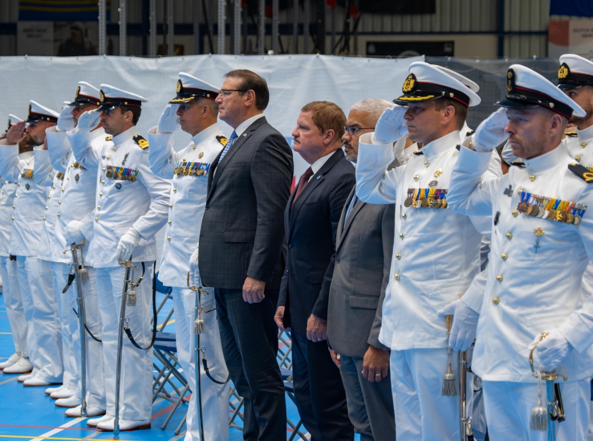 Prome Minister Mike Eman ta felicita cinco marinier di ARUMIL cu huramenta